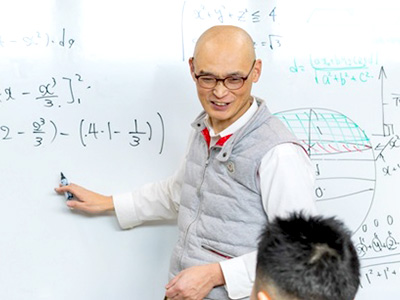 医学部受験予備校【Avyrex】の講師